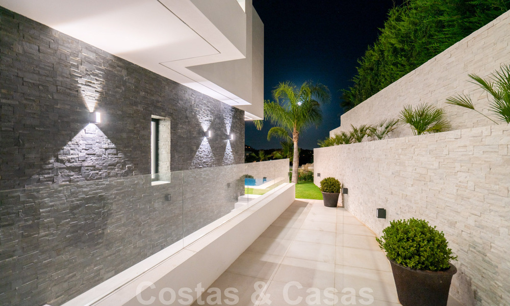 Prête à emménager, toute nouvelle villa moderne et design avec vue imprenable à vendre à Marbella - Benahavis 36074
