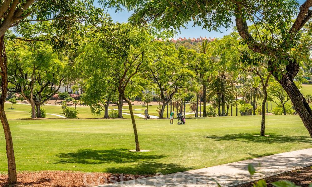 Appartement de luxe rénové de 3 chambres à vendre, en première ligne du golf de Las Brisas à Nueva Andalucia, Marbella 36087