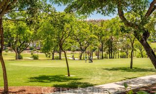 Appartement de luxe rénové de 3 chambres à vendre, en première ligne du golf de Las Brisas à Nueva Andalucia, Marbella 36087 