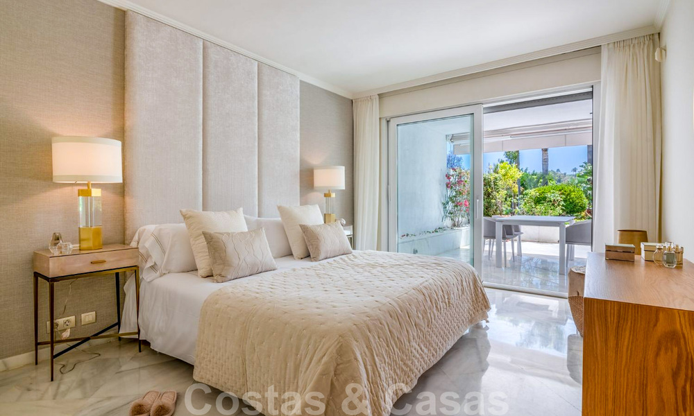 Appartement de luxe rénové de 3 chambres à vendre, en première ligne du golf de Las Brisas à Nueva Andalucia, Marbella 36088