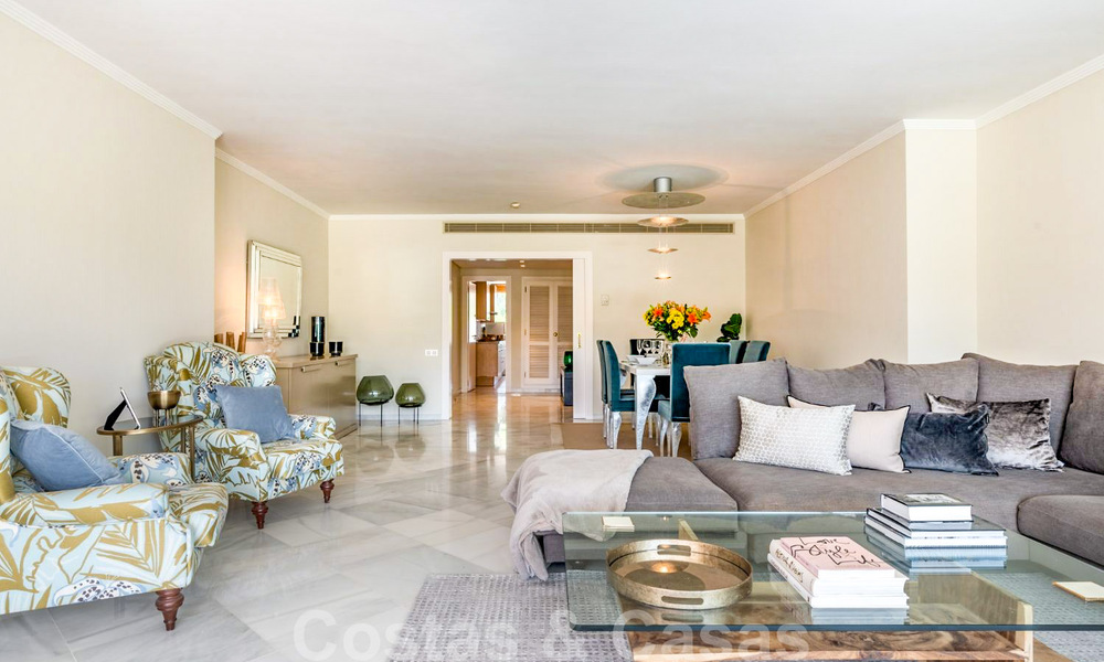 Appartement de luxe rénové de 3 chambres à vendre, en première ligne du golf de Las Brisas à Nueva Andalucia, Marbella 36090