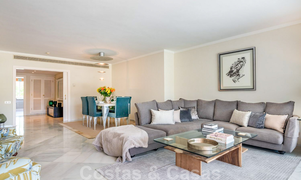 Appartement de luxe rénové de 3 chambres à vendre, en première ligne du golf de Las Brisas à Nueva Andalucia, Marbella 36091