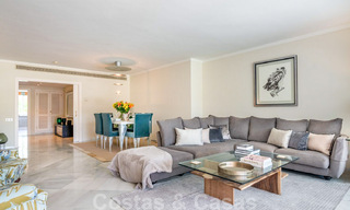 Appartement de luxe rénové de 3 chambres à vendre, en première ligne du golf de Las Brisas à Nueva Andalucia, Marbella 36091 
