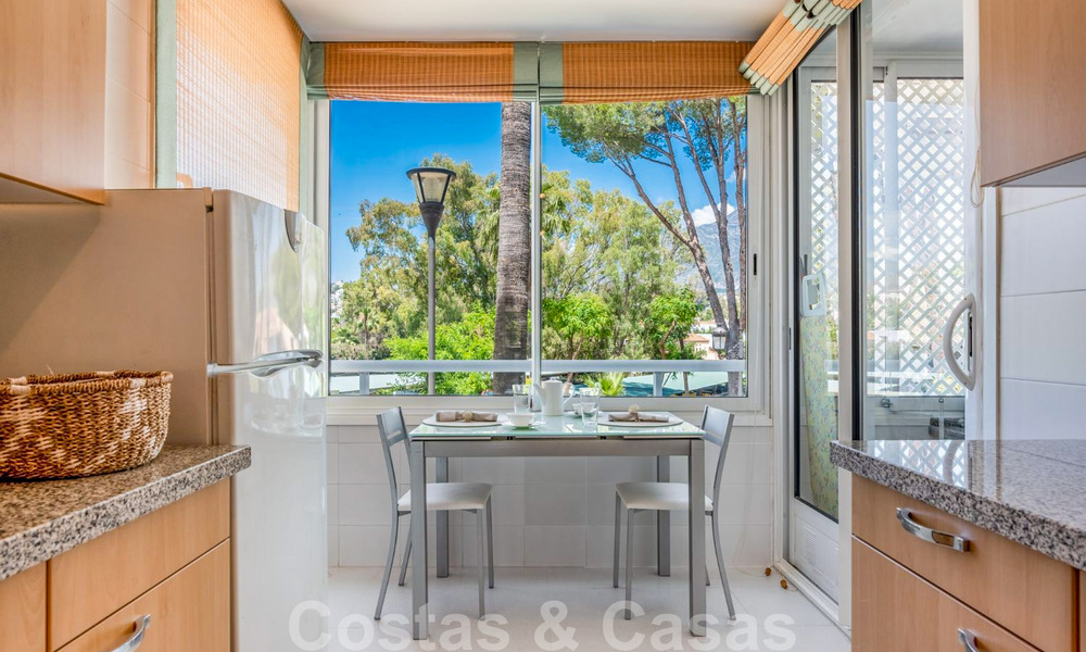 Appartement de luxe rénové de 3 chambres à vendre, en première ligne du golf de Las Brisas à Nueva Andalucia, Marbella 36092