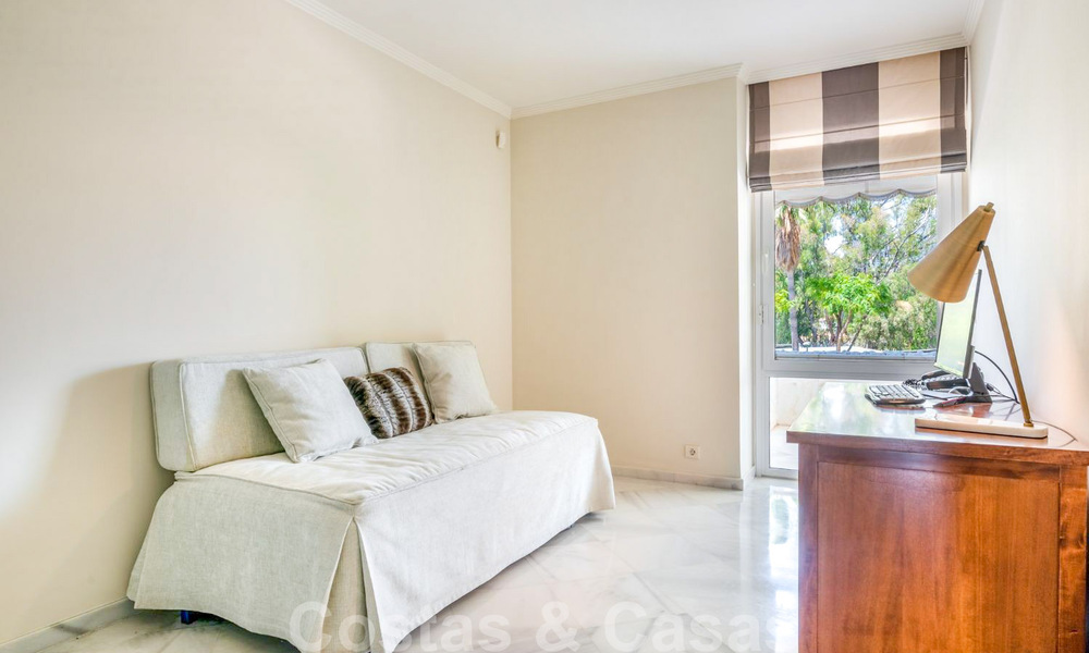 Appartement de luxe rénové de 3 chambres à vendre, en première ligne du golf de Las Brisas à Nueva Andalucia, Marbella 36093