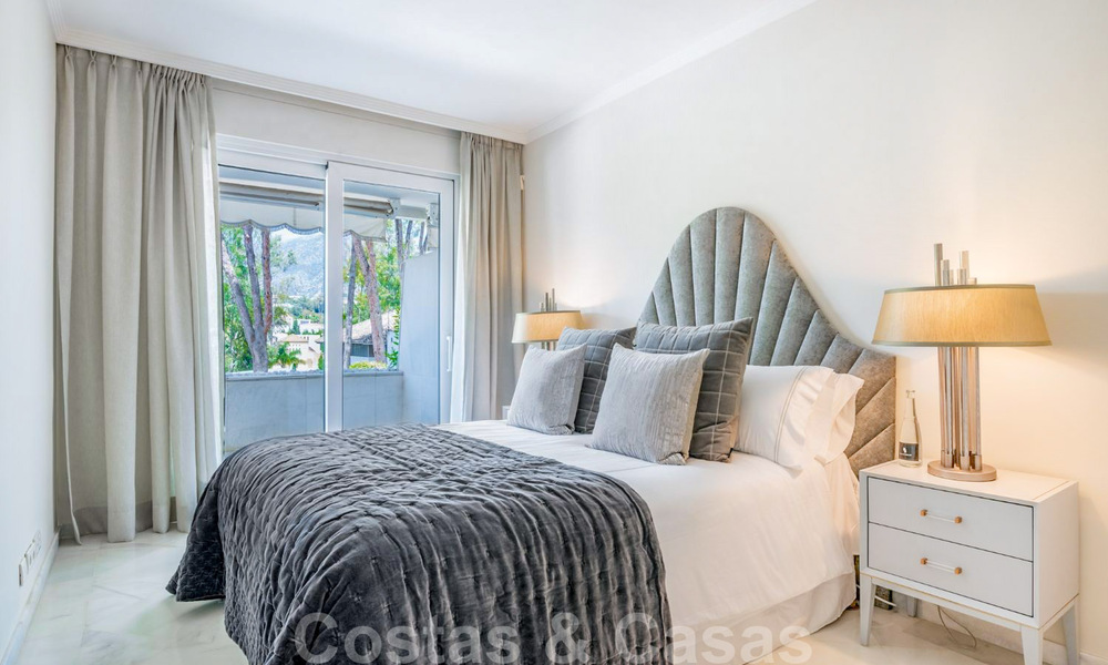 Appartement de luxe rénové de 3 chambres à vendre, en première ligne du golf de Las Brisas à Nueva Andalucia, Marbella 36094