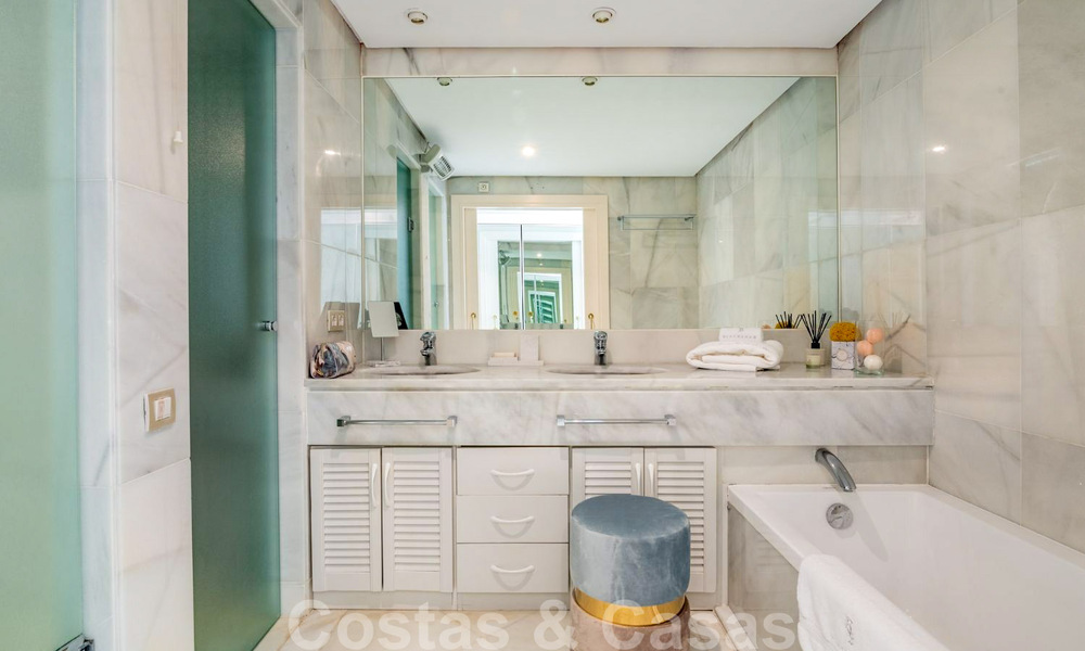 Appartement de luxe rénové de 3 chambres à vendre, en première ligne du golf de Las Brisas à Nueva Andalucia, Marbella 36096