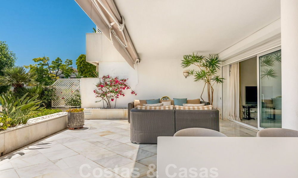 Appartement de luxe rénové de 3 chambres à vendre, en première ligne du golf de Las Brisas à Nueva Andalucia, Marbella 36098