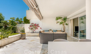 Appartement de luxe rénové de 3 chambres à vendre, en première ligne du golf de Las Brisas à Nueva Andalucia, Marbella 36098 