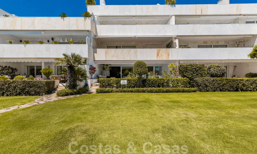 Appartement de luxe rénové de 3 chambres à vendre, en première ligne du golf de Las Brisas à Nueva Andalucia, Marbella 36099