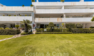 Appartement de luxe rénové de 3 chambres à vendre, en première ligne du golf de Las Brisas à Nueva Andalucia, Marbella 36099 