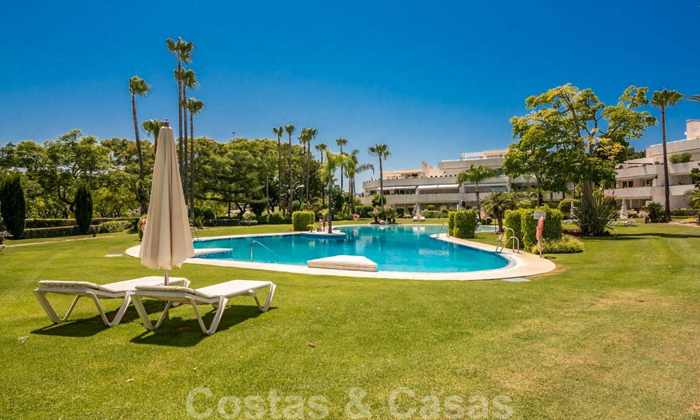 Appartement de luxe rénové de 3 chambres à vendre, en première ligne du golf de Las Brisas à Nueva Andalucia, Marbella 36100