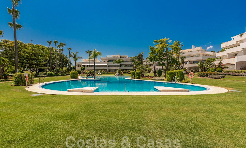 Appartement de luxe rénové de 3 chambres à vendre, en première ligne du golf de Las Brisas à Nueva Andalucia, Marbella 36101