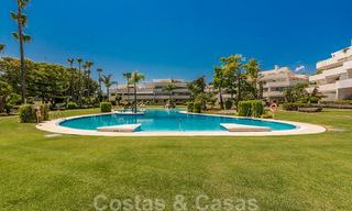Appartement de luxe rénové de 3 chambres à vendre, en première ligne du golf de Las Brisas à Nueva Andalucia, Marbella 36101 