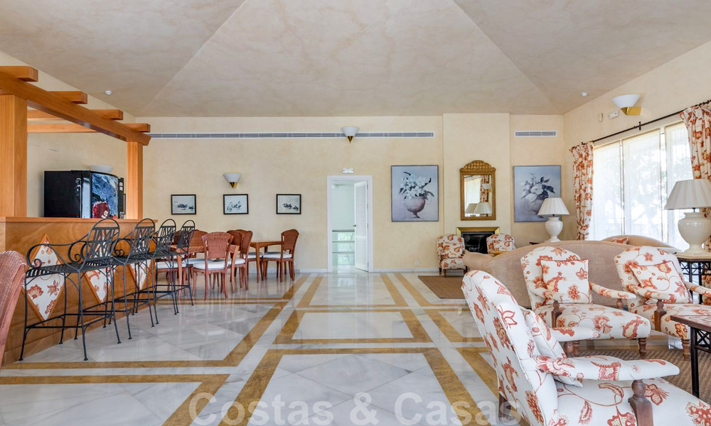 Appartement de luxe rénové de 3 chambres à vendre, en première ligne du golf de Las Brisas à Nueva Andalucia, Marbella 36102