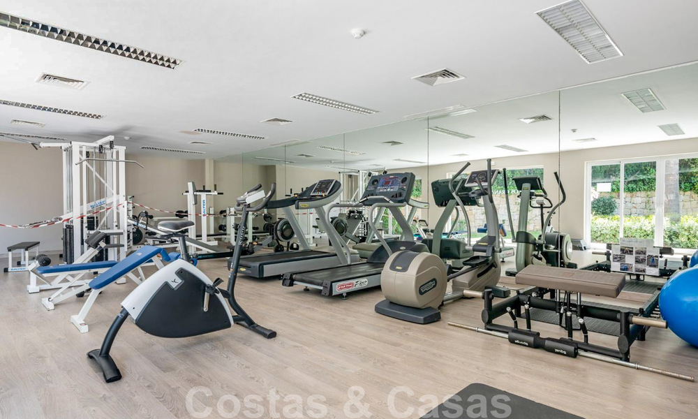 Appartement de luxe rénové de 3 chambres à vendre, en première ligne du golf de Las Brisas à Nueva Andalucia, Marbella 36104