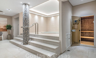 Appartement de luxe rénové de 3 chambres à vendre, en première ligne du golf de Las Brisas à Nueva Andalucia, Marbella 36105 