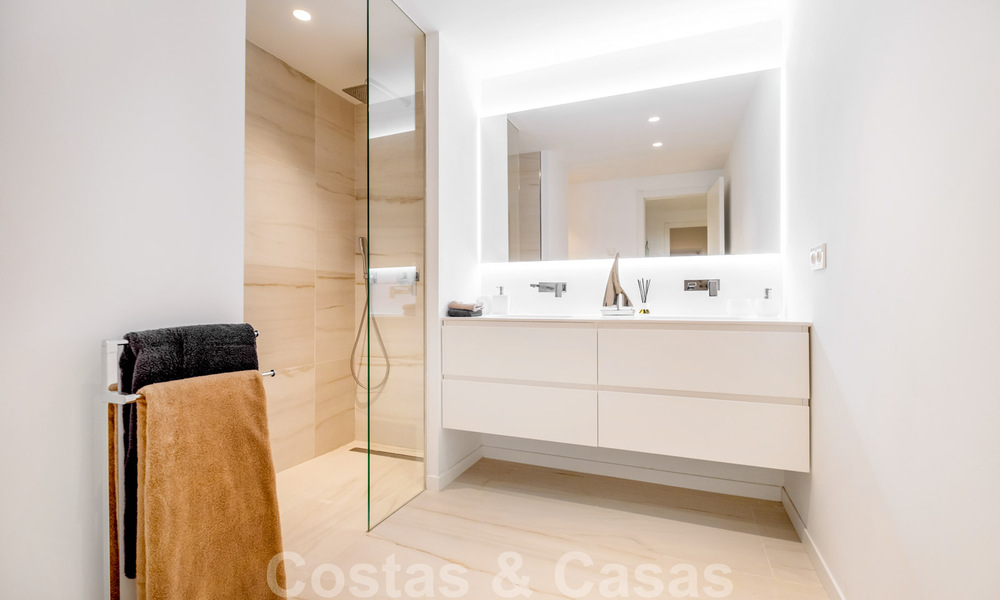 Villa de style contemporain immaculée à vendre à proximité de la plage et des clubs de plage et à distance de marche de la promenade et du centre de San Pedro, Marbella 36337