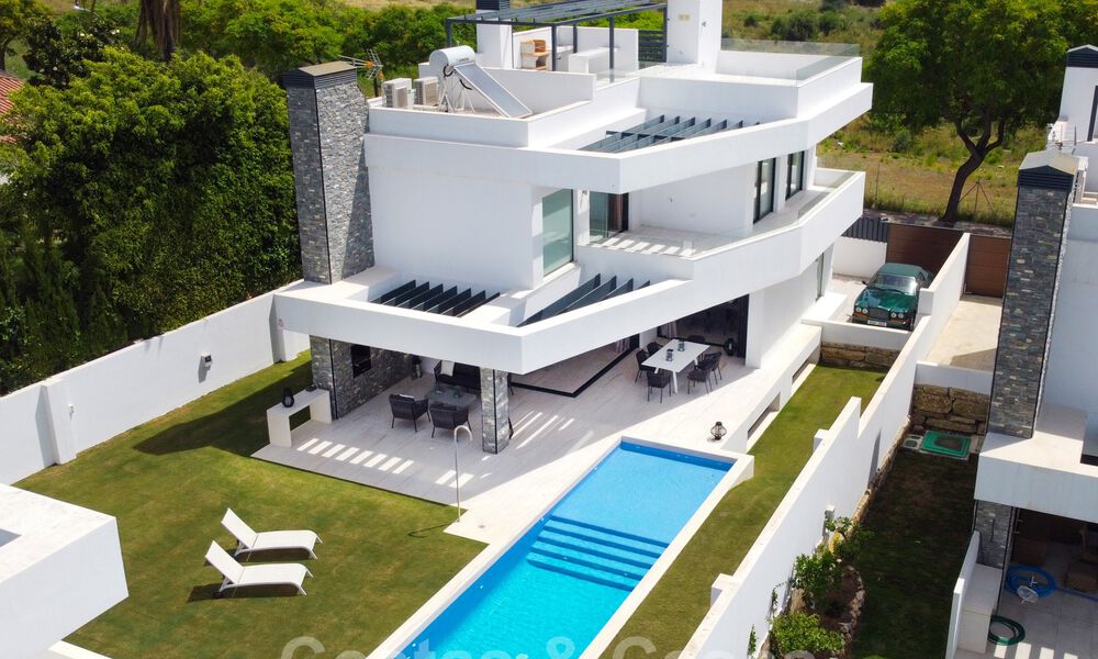 Villa de style contemporain immaculée à vendre à proximité de la plage et des clubs de plage et à distance de marche de la promenade et du centre de San Pedro, Marbella 36358
