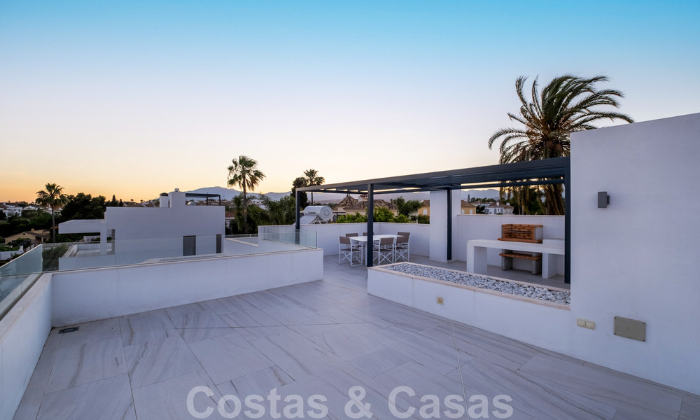 Villa de style contemporain immaculée à vendre à proximité de la plage et des clubs de plage et à distance de marche de la promenade et du centre de San Pedro, Marbella 36364