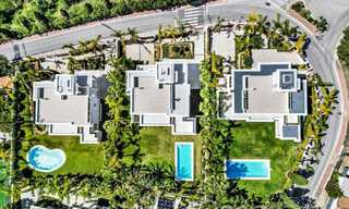 Villas modernes de style avant-gardiste à vendre sur le prestigieux Golden Mile de Marbella 69672 