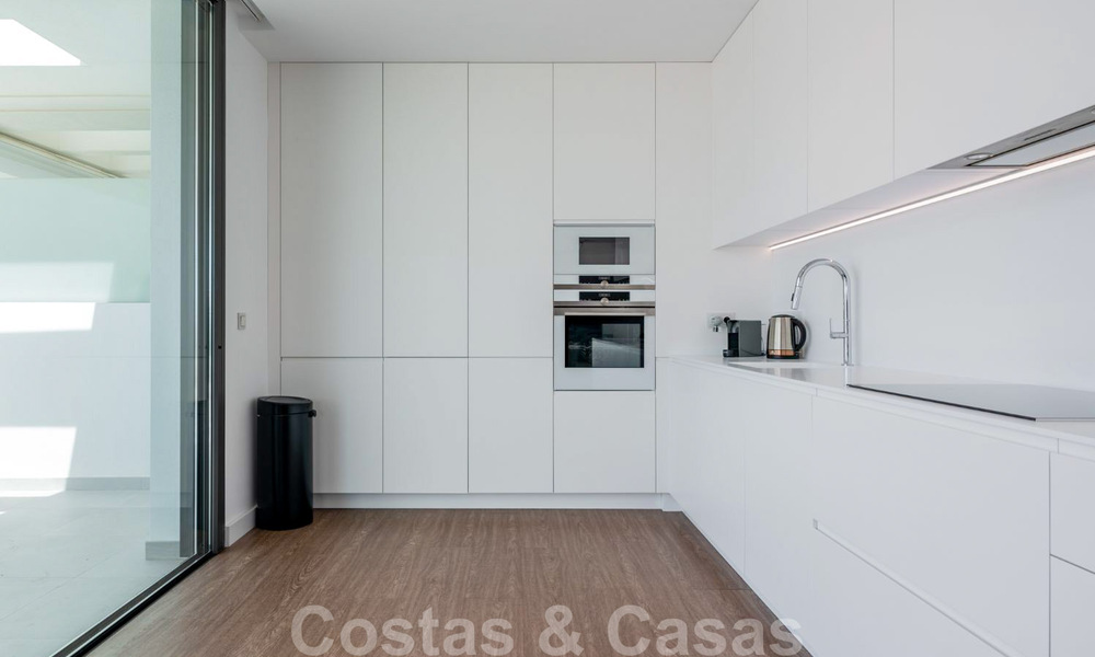 Prêt à emménager, penthouse moderne et design à vendre avec 3 chambres dans une station balnéaire de luxe à Marbella - Estepona 36729