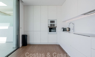 Prêt à emménager, penthouse moderne et design à vendre avec 3 chambres dans une station balnéaire de luxe à Marbella - Estepona 36729 
