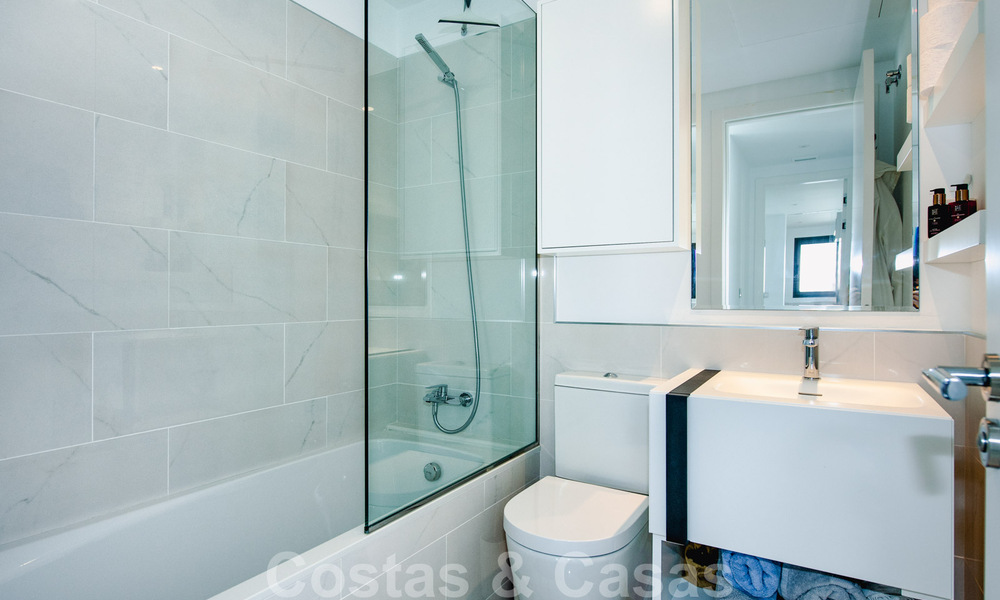 Prêt à emménager, spacieux penthouse au design moderne à vendre dans une résidence de luxe à Marbella - Estepona 36961