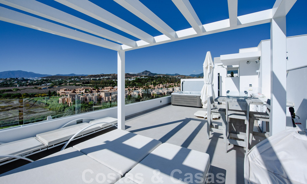 Prêt à emménager, spacieux penthouse au design moderne à vendre dans une résidence de luxe à Marbella - Estepona 36971