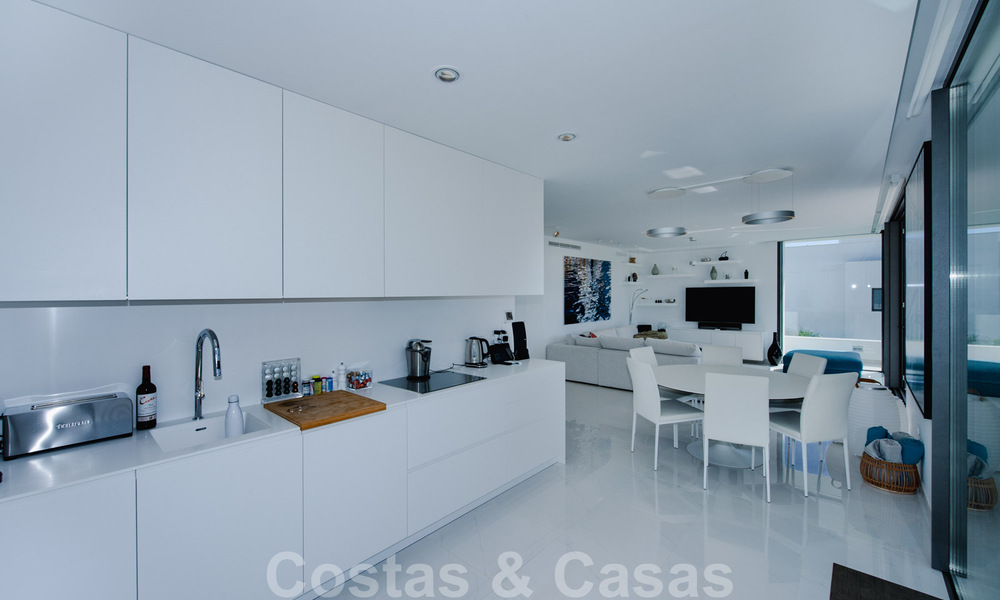 Prêt à emménager, spacieux penthouse au design moderne à vendre dans une résidence de luxe à Marbella - Estepona 36976