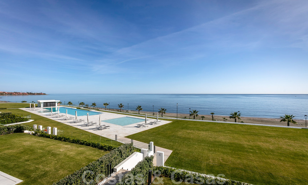 Appartement de luxe moderne et élégant, en première ligne de plage à vendre sur le nouveau Golden Mile, entre Marbella et Estepona 36945