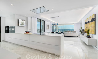 Appartement de luxe moderne et élégant, en première ligne de plage à vendre sur le nouveau Golden Mile, entre Marbella et Estepona 36950 