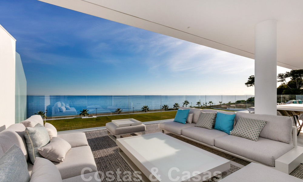 Appartement de luxe moderne et élégant, en première ligne de plage à vendre sur le nouveau Golden Mile, entre Marbella et Estepona 36955