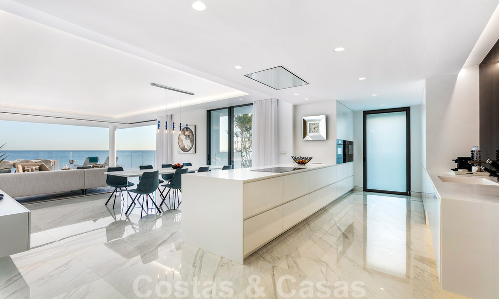 Appartement de luxe moderne et élégant, en première ligne de plage à vendre sur le nouveau Golden Mile, entre Marbella et Estepona 36956