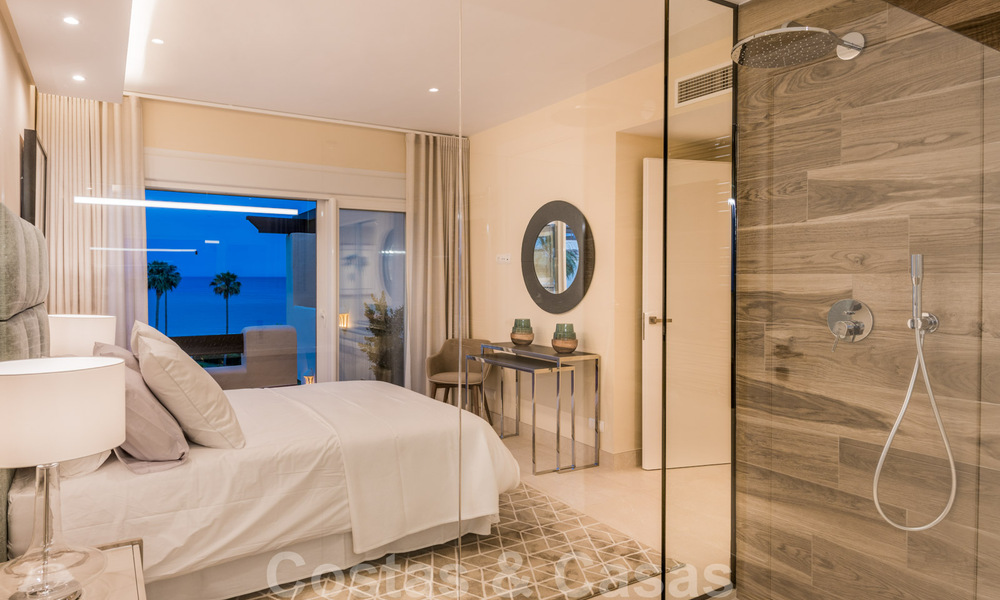 Penthouse contemporain rénové en première ligne de plage à vendre avec 4 chambres et une vue imprenable sur la nouvelle Golden Mile entre Marbella et Estepona 36900