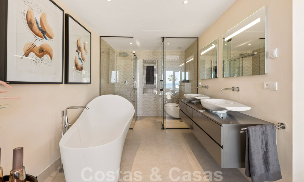 Penthouse contemporain rénové en première ligne de plage à vendre avec 4 chambres et une vue imprenable sur la nouvelle Golden Mile entre Marbella et Estepona 36909
