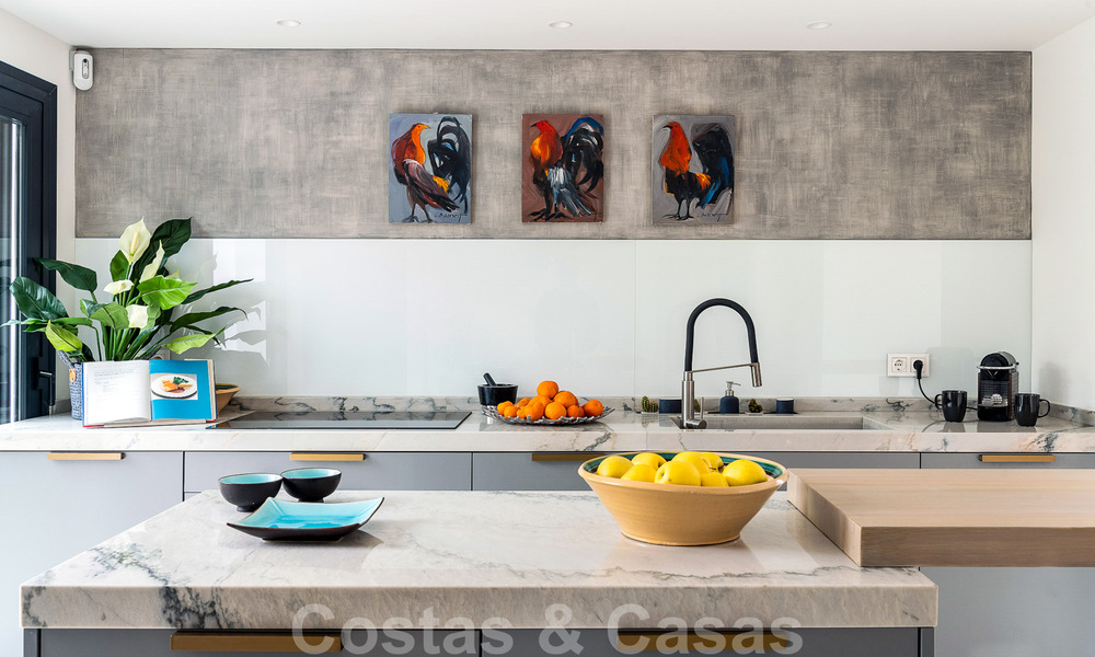 Villa à vendre entièrement rénovée dans un style méditerranéen contemporain sur le Golden Mile à Marbella 37363