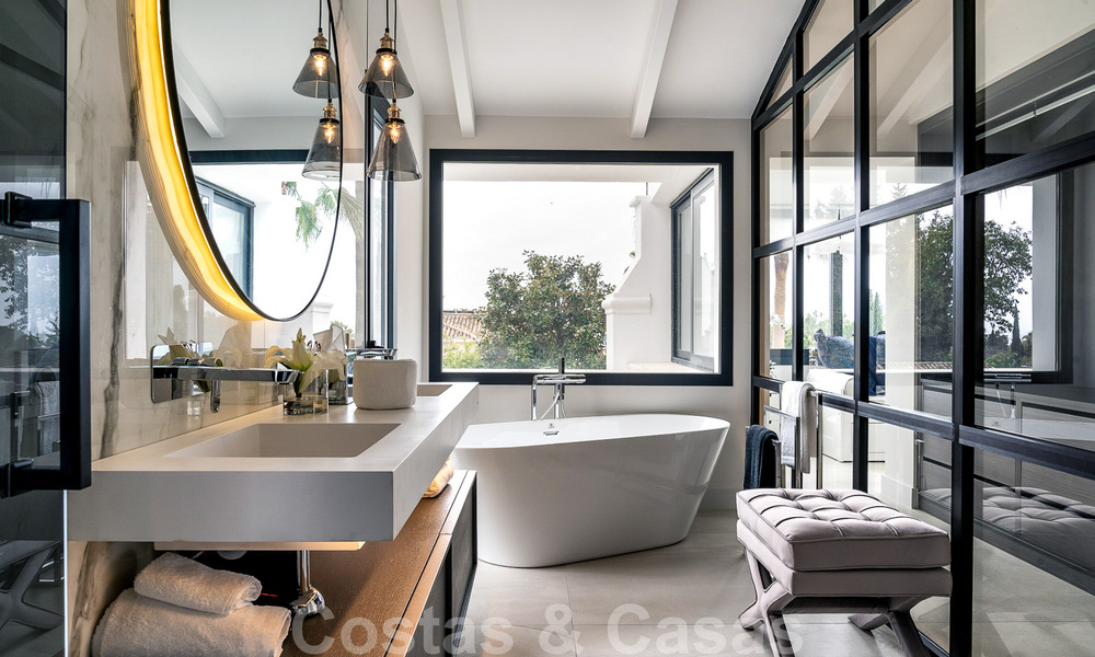 Villa à vendre entièrement rénovée dans un style méditerranéen contemporain sur le Golden Mile à Marbella 37379