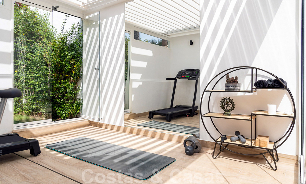 Villa à vendre entièrement rénovée dans un style méditerranéen contemporain sur le Golden Mile à Marbella 37383