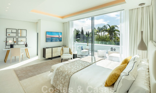 Prête à emménager, nouvelle villa de conception moderne à vendre dans une urbanisation en bord de mer très recherchée, juste à l'est du centre de Marbella 37558 