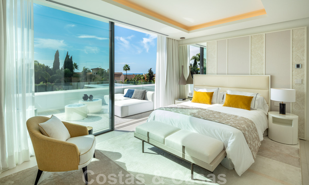 Prête à emménager, nouvelle villa de conception moderne à vendre dans une urbanisation en bord de mer très recherchée, juste à l'est du centre de Marbella 37559