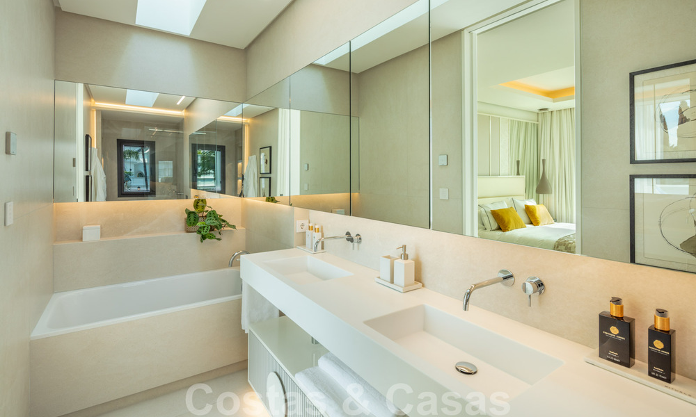 Prête à emménager, nouvelle villa de conception moderne à vendre dans une urbanisation en bord de mer très recherchée, juste à l'est du centre de Marbella 37560