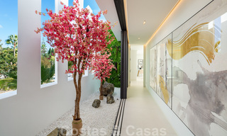 Prête à emménager, nouvelle villa de conception moderne à vendre dans une urbanisation en bord de mer très recherchée, juste à l'est du centre de Marbella 37561 