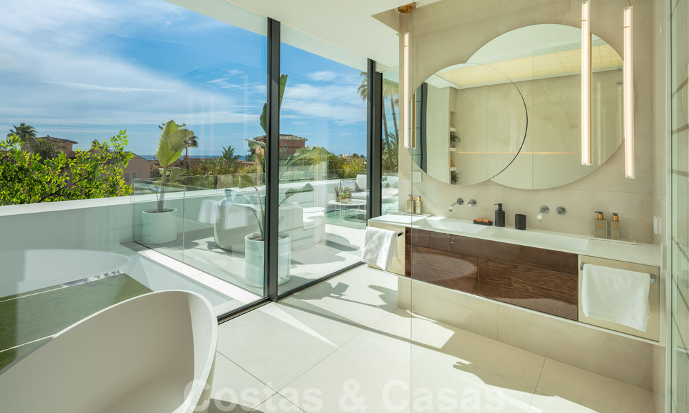 Prête à emménager, nouvelle villa de conception moderne à vendre dans une urbanisation en bord de mer très recherchée, juste à l'est du centre de Marbella 37563