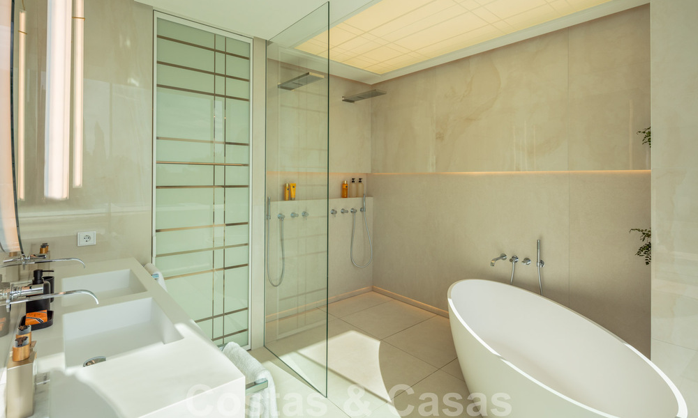 Prête à emménager, nouvelle villa de conception moderne à vendre dans une urbanisation en bord de mer très recherchée, juste à l'est du centre de Marbella 37564