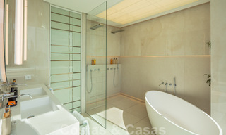 Prête à emménager, nouvelle villa de conception moderne à vendre dans une urbanisation en bord de mer très recherchée, juste à l'est du centre de Marbella 37564 