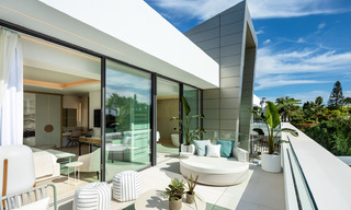 Prête à emménager, nouvelle villa de conception moderne à vendre dans une urbanisation en bord de mer très recherchée, juste à l'est du centre de Marbella 37565 