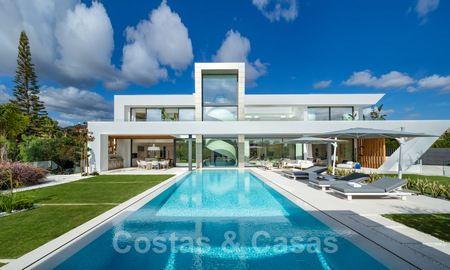 Prête à emménager, nouvelle villa de conception moderne à vendre dans une urbanisation en bord de mer très recherchée, juste à l'est du centre de Marbella 37566