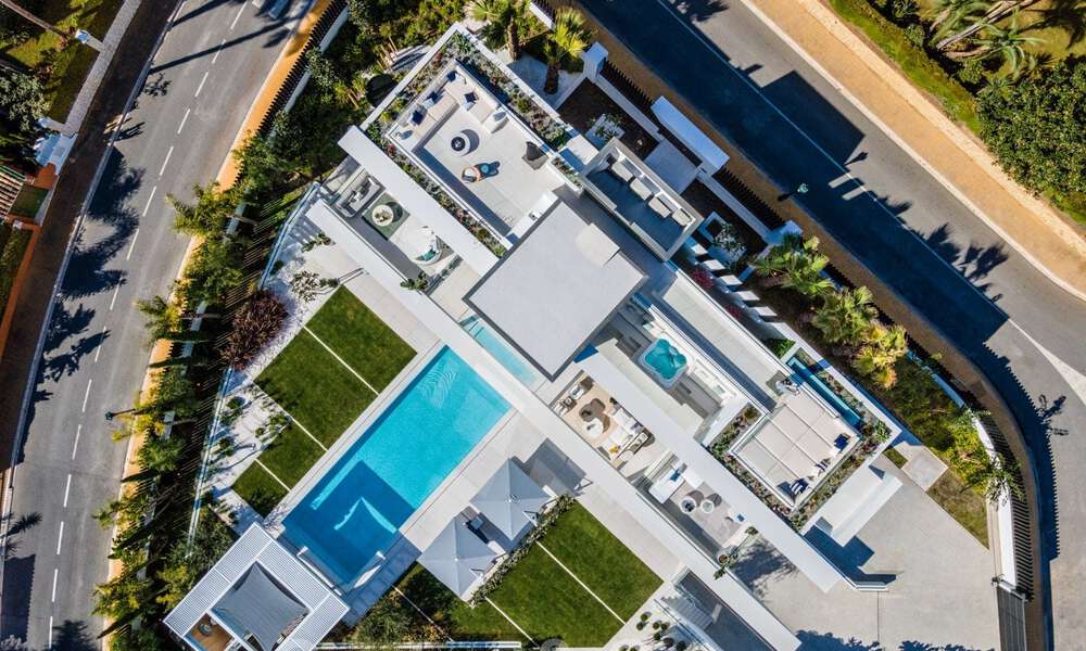 Prête à emménager, nouvelle villa de conception moderne à vendre dans une urbanisation en bord de mer très recherchée, juste à l'est du centre de Marbella 37567