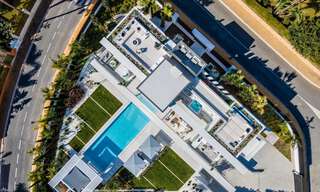 Prête à emménager, nouvelle villa de conception moderne à vendre dans une urbanisation en bord de mer très recherchée, juste à l'est du centre de Marbella 37567 